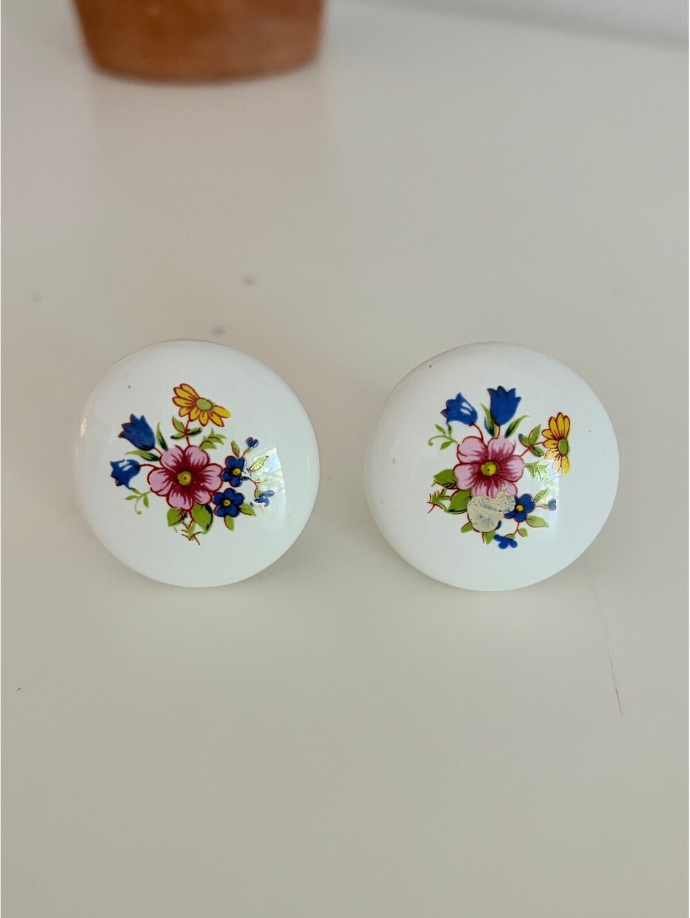 VINTAGE SET OF 2 WHITE PORCELAIN FLORAL CABINET KNOBS DRESSER DRAWER HARDWARE